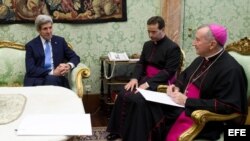 El secretario de Estado,John Kerry, junto al secretario de Estado vaticano, el arzobispo Pietro Parolin (d).