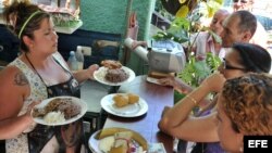 Varias personas esperan para ser atendidas en una cafetería de un trabajador "cuentapropista" en La Habana.