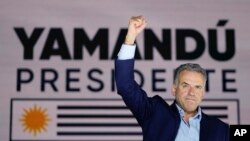 El candidato presidencial del Frente Amplio, Yamandú Orsi, levanta un puño en señal de victoria ante sus seguidores, en Montevideo, Uruguay. (AP Foto/Natacha Pisarenko)