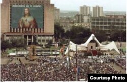 Insólito: Una imagen mural de Jesús ocupó por varios días la fachada de la Biblioteca Nacional en la Plaza de la Revolución durante la visita a Cuba del papa Juan Pablo II.