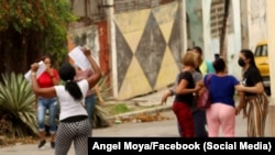 Norabel Herrera Cabrera (izq.) y Marilyn Cabrera Mouré, familiares de presos del 11J, arrestadas este domingo al salir de la sede de las Damas de Blanco. (Foto: Angel Moya/Facebook)