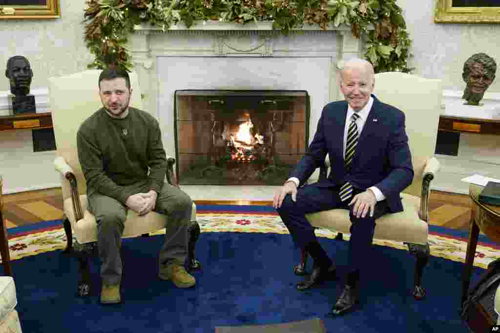 El presidente Joe Biden recibe al mandatario ucraniano Volodymyr Zelenskyy en la Oficina Oval, en la Casa Blanca. (AP/Patrick Semansky)