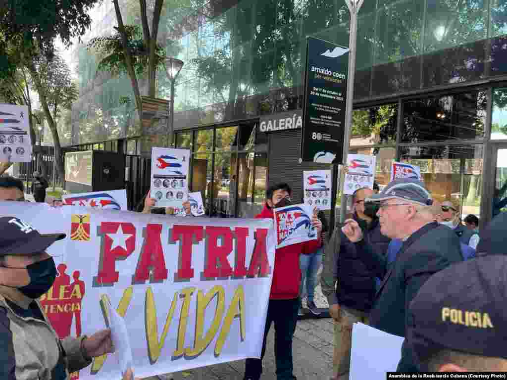 El presidente de la Asamblea de la Resistencia Cubana, Dr. Orlando Gutiérrez Boronat (derecha), lideró la manifestación frentea la embajada de Cuba en México, en la capital de ese país.