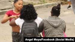 Agentes de la policía política vestidas de civil arrestan a la líder de las Damas de Blanco Berta Soler. (Foto: Archivo/Angel Moya/Facebook)