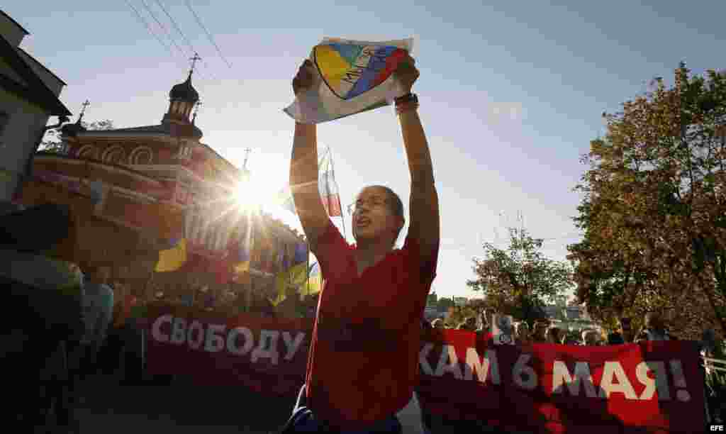 Somos la paz, expone en un cartel una de las manifestantes en Moscú.