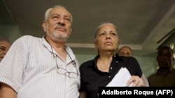 Vladimiro Roca y Martha Beatriz Roque, en abril de 2008, en La Habana. (Adalberto Roque/AFP/Archivo)