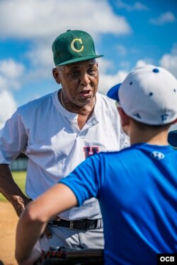 La familia Rey Anglada abre academia de béisbol en Miami.