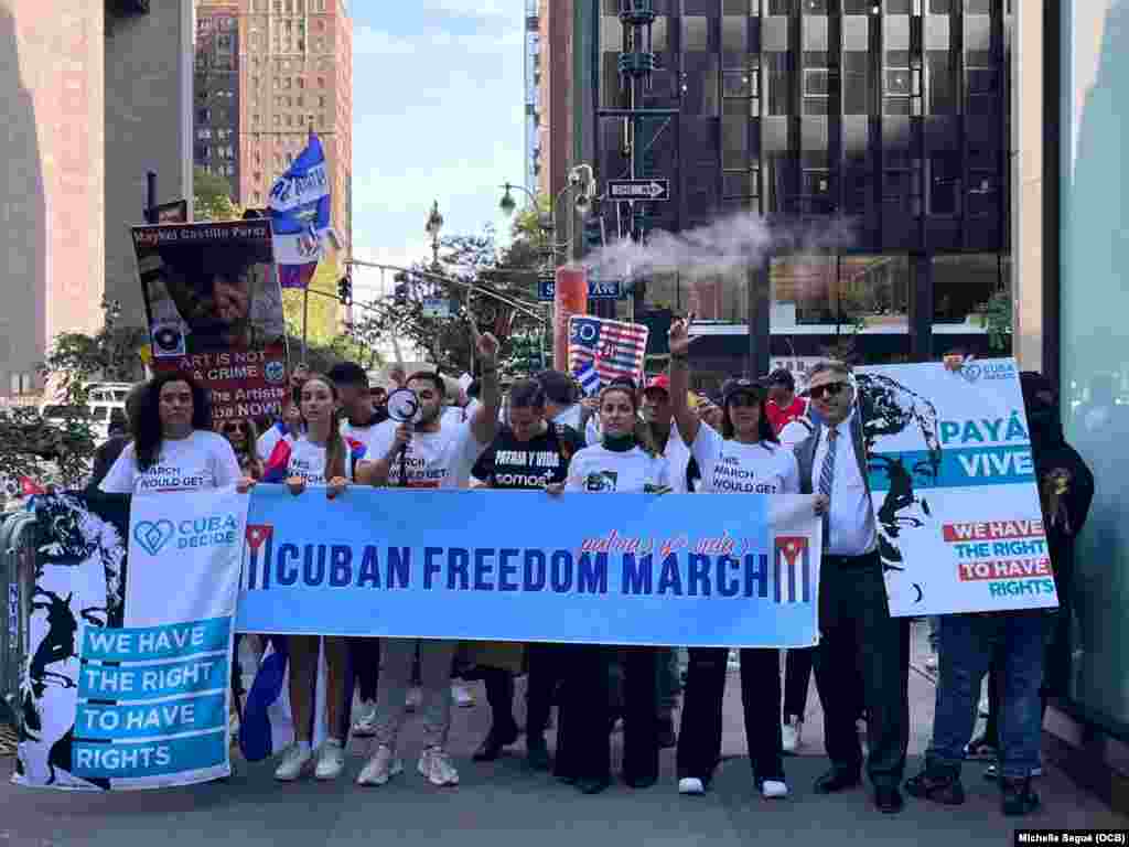 Exiliados cubanos marchan en Nueva York el 21 de septiembre de 2023.