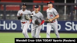 Los jardineros de los Mellizos de Minnesota Nick Gordon (1), Trevor Larnach (9) y Dalton Shuffield (38) salen del campo luego de derrotar a los Yankees de Nueva York 11-2 en el Yankee Stadium. Foto: Wendell Cruz-USA TODAY Sports