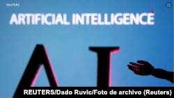 Letras de IA (Inteligencia Artificial) y mano robótica en miniatura en esta ilustración. REUTERS/Dado Ruvic/Foto de archivo