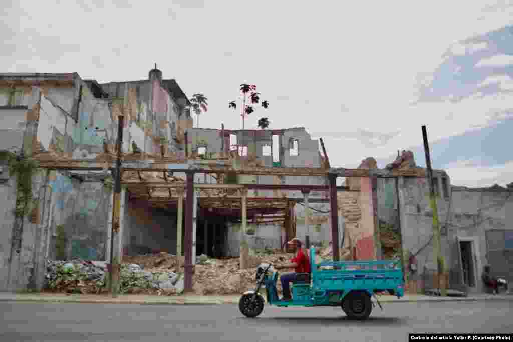 Obra del artista cubano Yulier P. El grafitero aprovecha las ruinas de los derrumbes, para insertar sus piezas en el espacio urbano.