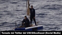 Los dos balseros cubanos repatriados por el USCG (Tomado del Twitter del USCGSoutheast)