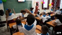 FOTO ARCHIVO. Alumnos de una escuela primaria. La Dirección General de Educación en Villa Clara dispuso que el primer turno de clases se inicie a las 10:00 de la mañana.