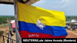 FOTO DE ARCHIVO: Una bandera colombiana de las FARC, instalada por el Estado Mayor Central (EMC), ondea en una escuela, Llanos del Yari, Colombia, 12 de abril de 2024. REUTERS/Luis Jaime Acosta