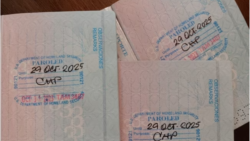 Tres pasaportes cubanos con estampas de Inmigración de parole humanitario, pueden verse en Tampa EEUU, el 21 de diciembre de 2023 VOA Cortesía Foto 