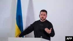 El presidente de Ucrania, Volodymyr Zelensky, habla durante una conferencia de prensa posterior a la Cumbre de Líderes del G7 en Hiroshima el 21 de mayo de 2023. (Foto de Louise Delmotte / POOL / AFP).