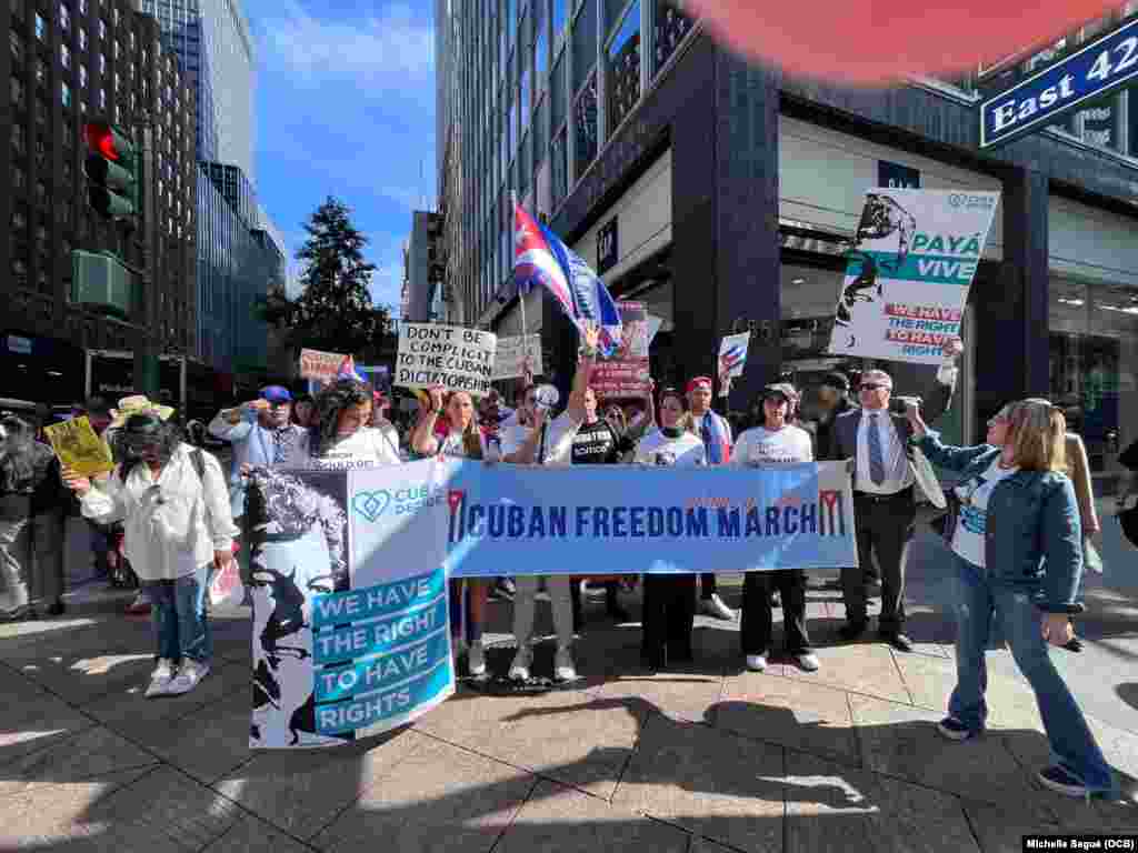 Exiliados cubanos marchan en Nueva York el 21 de septiembre de 2023.