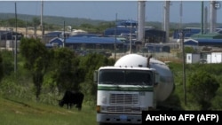 Un camión circula cerca de la planta de gas de la empresa canadiense Sherritt el 16 de octubre de 2008 en La Habana, Cuba. Archivo. (AFP).