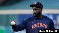 El jardinero izquierdo de los Astros de Houston, Yordan Álvarez, habla con sus compañeros de equipo antes de un partido de béisbol contra los Yankees de Nueva York, el viernes 1 de septiembre de 2023, en Houston. (Foto AP/Kevin M. Cox)