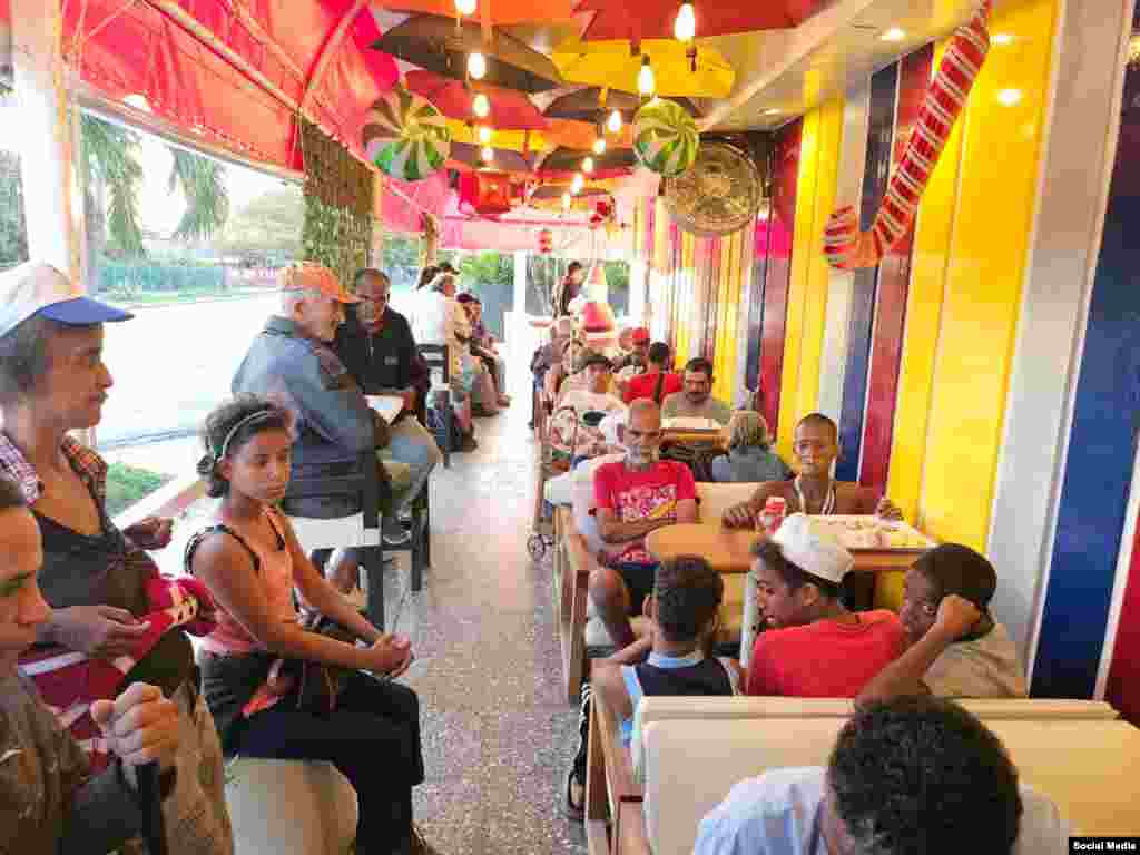 Personas de bajos recursos, incluidos niños y ancianos del barrio de Guanabo, en La Habana del Este, disfrutaron de una cena gratis el 31 de diciembre en el bar privado K5. (Facebook/Hugo Puig González)