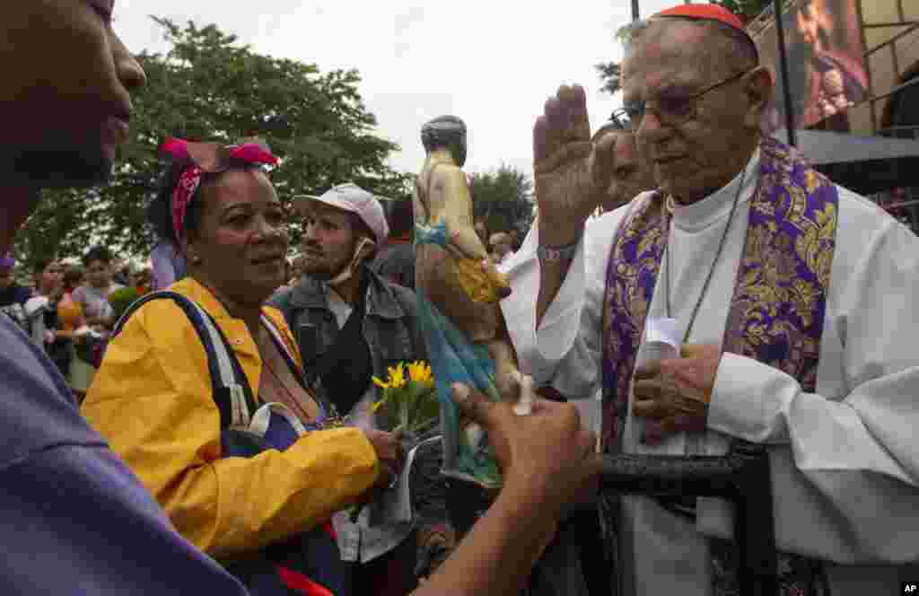 El cardenal cubano Juan de la Caridad García bendice a los devotos de San Lázaro a su llegada al santuario del mismo nombre, en Santiago de las Vegas, La Habana.