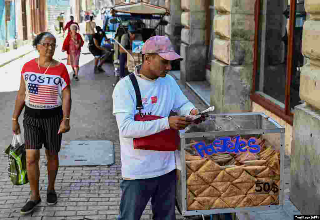 Un hombre vende pasteles en una calle de La Habana, el 20 de diciembre de 2023.