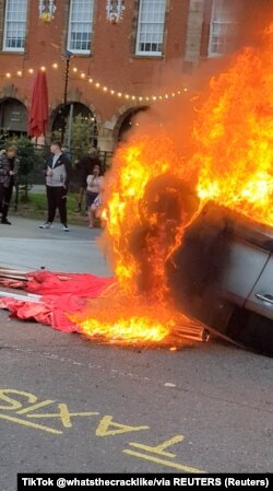 Un carro arde en medio de las manifestaciones antiinmigrantes en Sunderland, Gran Bretaña, el 2 de agosto. (TikTok @whatsthecracklike/via REUTERS)