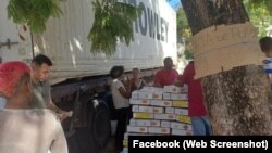 Venta de cajas de pollo en un parque de La Habana. (Captura de post en Facebook de Fernando Ravsberg)