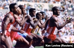 Ben Johnson lidera la carrera en los 100 metros planos, en los Juegos Olímpicos de Seúl 1988. (REUTERS/Ken Levine)