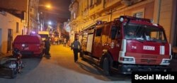 Rescatistas y vecinos frente al inmueble donde se produjo el siniestro. (Facebook/Asamblea Municipal del Poder Popular Centro Habana)