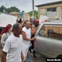 Funeral de Fran García Rojas, en Santa Clara, entre manifestantes que piden justicia.