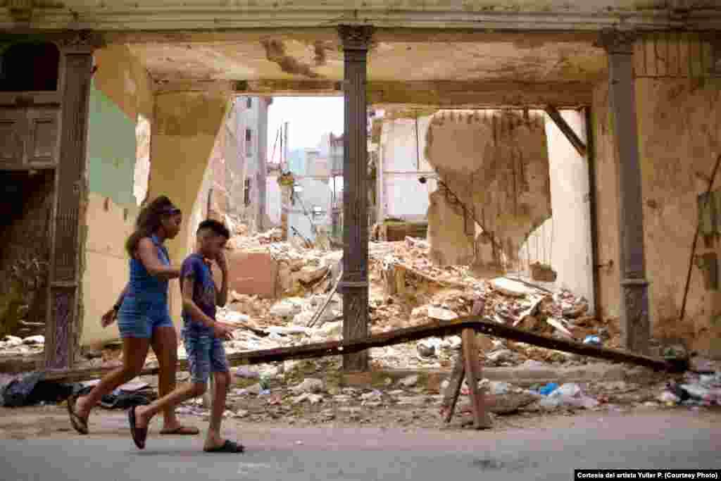 Obra del artista cubano Yulier P. El grafitero aprovecha las ruinas de los derrumbes, para insertar sus piezas en el espacio urbano.