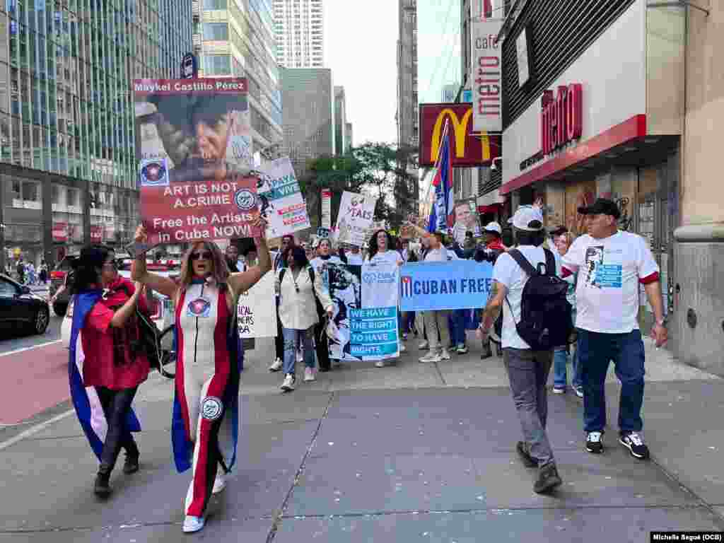 Exiliados cubanos marchan en Nueva York el 21 de septiembre de 2023.