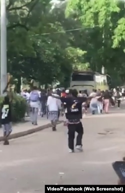 Algunos de los jóvenes iban armados con palos y machetes, que enarbolaban en señal de amenaza.