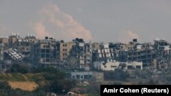 Edificios en ruinas en la Franja de Gaza, en medio del conflicto en curso entre Israel y el grupo islamista palestino Hamas, visto desde Israel, el 2 de enero de 2024. REUTERS/Amir Cohen