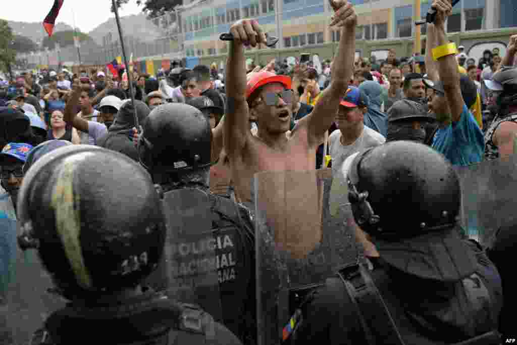 Opositores al gobierno de Nicolás Maduro protestan en el barrio de Catia, en Caracas, el 29 de julio de 2024, (Foto de YURI CORTEZ / AFP)