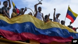 Manifestantes protestan contra los resultados oficiales de las elecciones que declaran la reelección del presidente Nicolás Maduro en Valencia, Venezuela. (AP/Jacinto Oliveros)