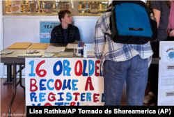 En Vermont, estudiantes de secundaria Brattleboro Union inscriben para votar en las presidencial del 5 de noviembre (© Lisa Rathke/AP)