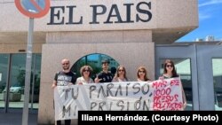 Activistas protestan frente a la sede del diario El País, en Madrid, España. (Foto: Cortesía de Iliana Hernández)