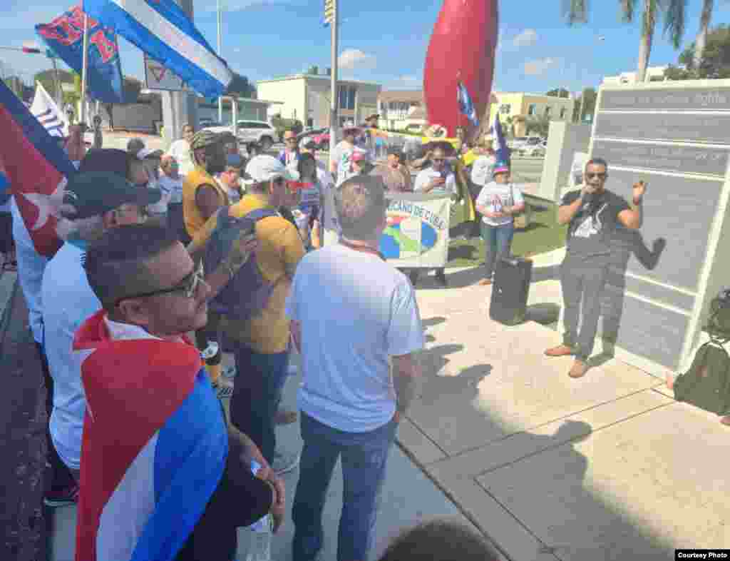 Exiliados cubanos se manifiestan en el Día de los Derechos Humanos en Miami. (Cortesía Marcel Valdés)