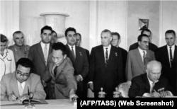 Nikita Jruschov [derecha] y Kim Il Sung firman el Tratado de Amistad, Cooperación y Asistencia Mutua entre la URSS y la RPDC el 06/07/1961 en Moscú. (AFP/TASS)