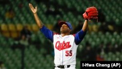 El lanzador cubano Roenis Elias se lamenta durante un partido contra Italia en el Clásico Mundial de Béisbol, en el Estadio Intercontinental de Taichung, en Taichung, Taiwán. (AP/I-Hwa Cheng)