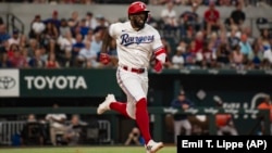 Adolis García, de los Rangers de Texas, en juego contra los Astros de Houston, el 3 de julio. (AP/Emil T. Lippe)