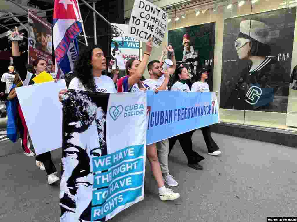 Exiliados cubanos marchan en Nueva York el 21 de septiembre de 2023.