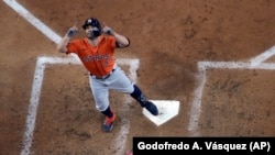 El venezolano José Altuve, de los Astros de Houston, festeja luego de batear un jonrón en el tercer juego de la Serie de Campeonato de la Liga Americana ante los Rangers de Texas. (AP/Godofredo A. Vásquez)