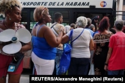 La cola para la guagua en una calle de La Habana. (REUTERS/Alexandre Meneghini)