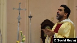 Padre Lester Zayas en una misa en la iglesia del Sagrado Corazón de Jesús.