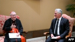 El cardenal Pietro Parolin habla con Miguel Díaz-Canel en el Vaticano. (VATICAN MEDIA / AFP).