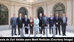 Escritora cubana Zoé Valdés (al centro) en el Consejo Asesor del Instituto CEU de Estudios Americanos.