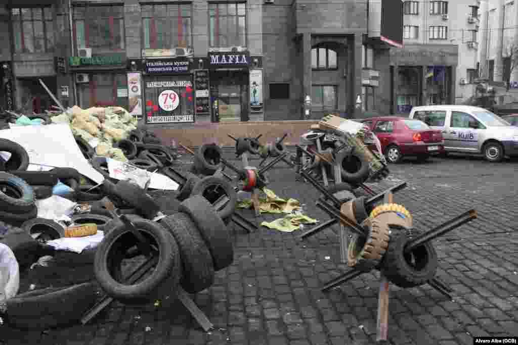 Barricadas improvisadas en la Avenida Jreshchatyk, en el centro de Kyiv